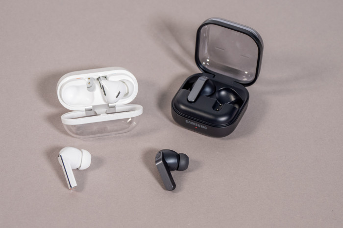 Links die Galaxy Buds 3 Pro mit geöffnetem Ladeetui, rechts daneben die Galaxy Buds 4 Pro mit geöffnetem Ladeetui (Bild: Martin Wolf/Golem)