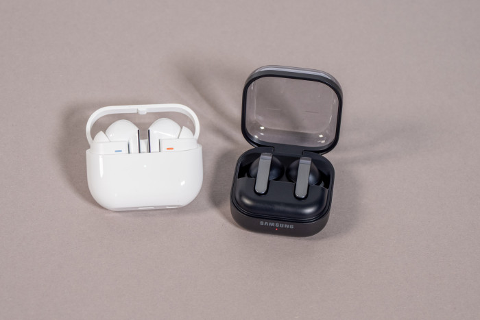 Links die Galaxy Buds 3 Pro im Ladeetui, rechts daneben die Galaxy Buds 4 Pro im Ladeetui (Bild: Martin Wolf/Golem)
