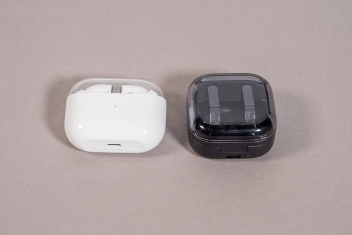 Links die Galaxy Buds 3 Pro im Ladeetui, rechts daneben die Galaxy Buds 4 Pro im Ladeetui (Bild: Martin Wolf/Golem)