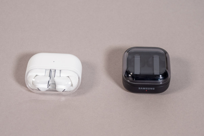 Links die Galaxy Buds 3 Pro im Ladeetui, rechts daneben die Galaxy Buds 4 Pro im Ladeetui (Bild: Martin Wolf/Golem)