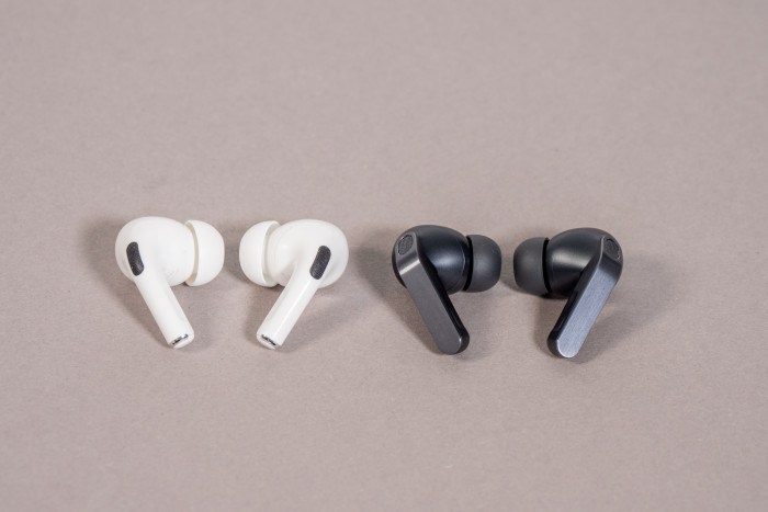 Links Apples Airpods Pro 2, rechts daneben die Galaxy Buds 4 Pro von Samsung (Bild: Martin Wolf/Golem)