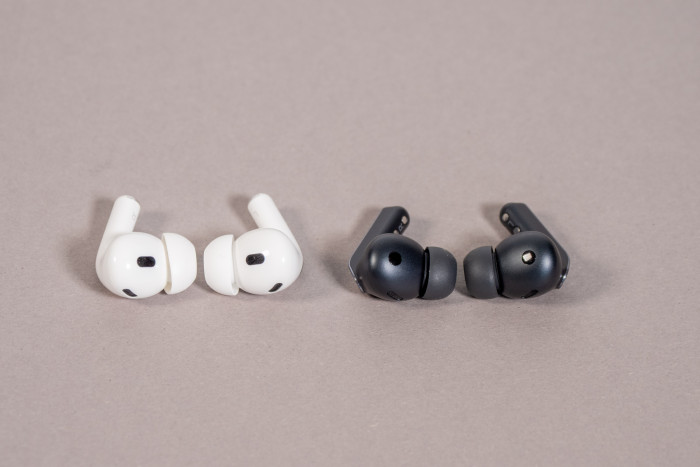 Links Apples Airpods Pro 2, rechts daneben die Galaxy Buds 4 Pro von Samsung (Bild: Martin Wolf/Golem)