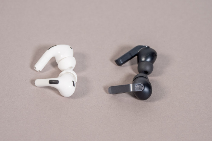 Links Apples Airpods Pro 2, rechts daneben die Galaxy Buds 4 Pro von Samsung (Bild: Martin Wolf/Golem)