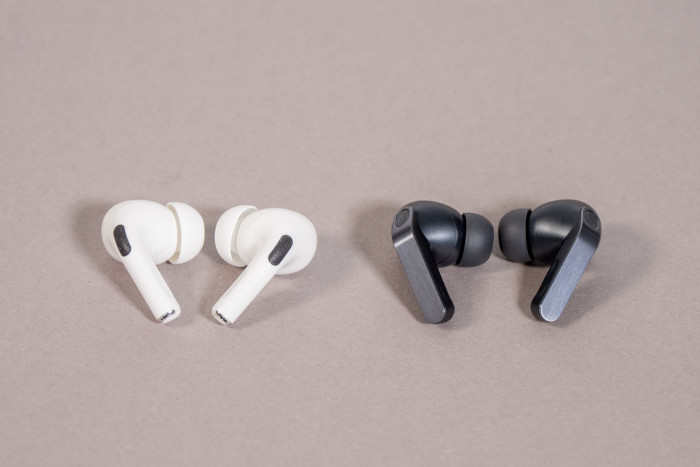Links Apples Airpods Pro 2, rechts daneben die Galaxy Buds 4 Pro von Samsung (Bild: Martin Wolf/Golem)