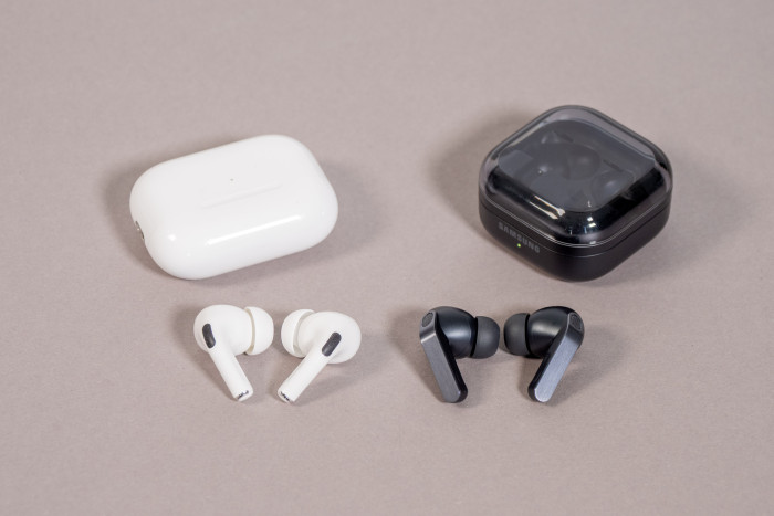 Links die Airpods Pro 2 mit Ladeetui, rechts daneben die Galaxy Buds 4 Pro mit Ladeetui (Bild: Martin Wolf/Golem)