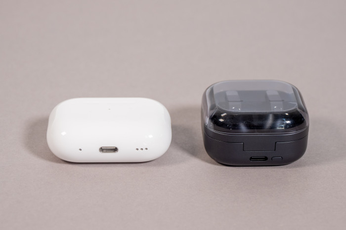 Links das Ladeetui der Airpods Pro 2, rechts daneben das Ladeetui der Galaxy Buds 4 Pro (Bild: Martin Wolf/Golem)