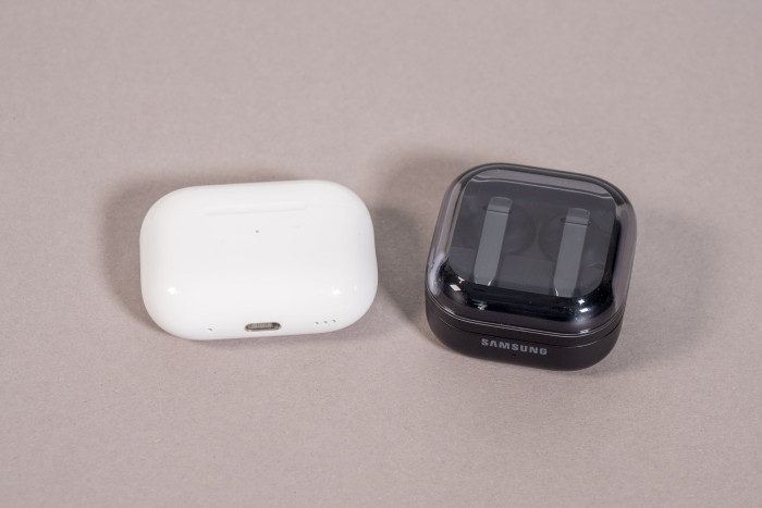 Links das Ladeetui der Airpods Pro 2, rechts daneben das Ladeetui der Galaxy Buds 4 Pro (Bild: Martin Wolf/Golem)