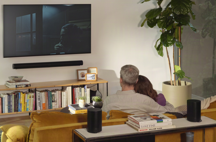 Die Era 100 SL können als Rücklautsprecher eine Sonos-Soundbar ergänzen. (Bild: Sonos)