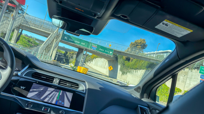Auch solche Abzweigungen sind kein Problem für Waymo. (Bild: Peter Steinlechner / Golem)