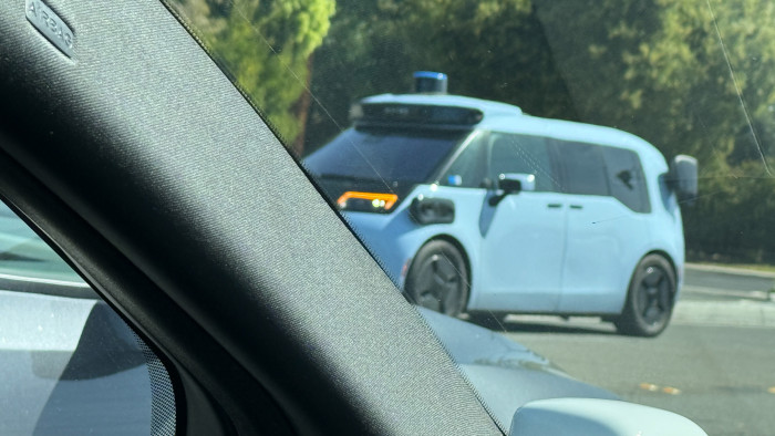 Zwischendurch sehe ich eines der künftigen Waymo-Autos am Straßenrand. (Bild: Peter Steinlechner / Golem)