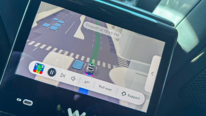 Auf dem Bildschirm im Waymo sehe ich, was das Auto gerade sieht. (Bild: Peter Steinlechner / Golem)