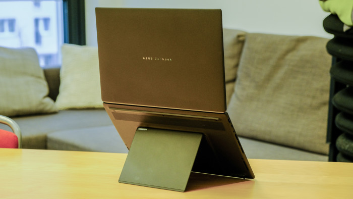 Das Notebook hat einen integrierten Standfuß. (Bild: Oliver Nickel/Golem)