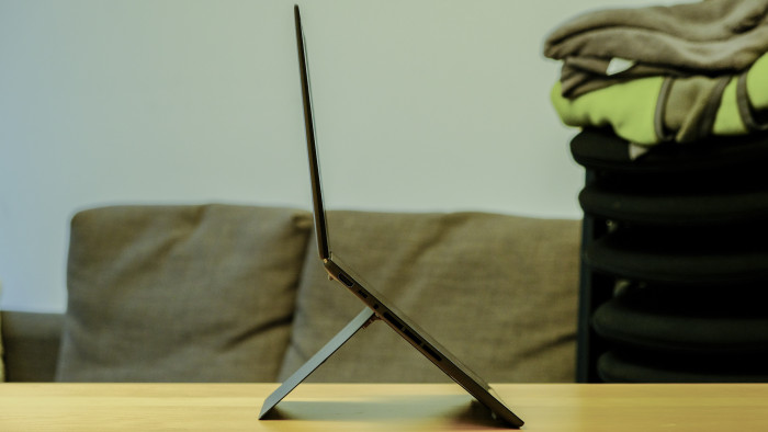 Das Notebook hat einen integrierten Standfuß. (Bild: Oliver Nickel/Golem)