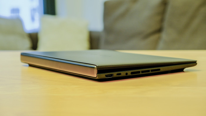 Durch das Tastaturdock in der Mitte ist das Notebook relativ dick. (Bild: Oliver Nickel/Golem)