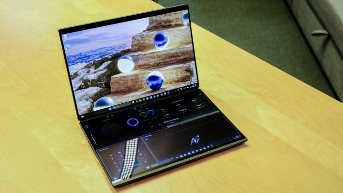 Wir können das untere Display auch als Software-Tastatur nutzen. (Bild: Oliver Nickel/Golem)