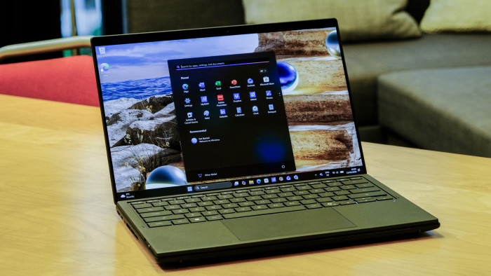Aufgeklappt sieht das Zenbook Duo erst einmal unscheinbar aus. (Bild: Oliver Nickel/Golem)