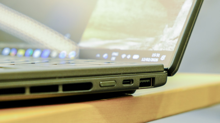 Anschlüsse rechts (Bild: Oliver Nickel/Golem)