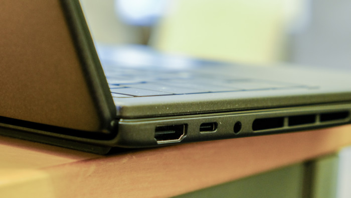 Anschlüsse links (Bild: Oliver Nickel/Golem)