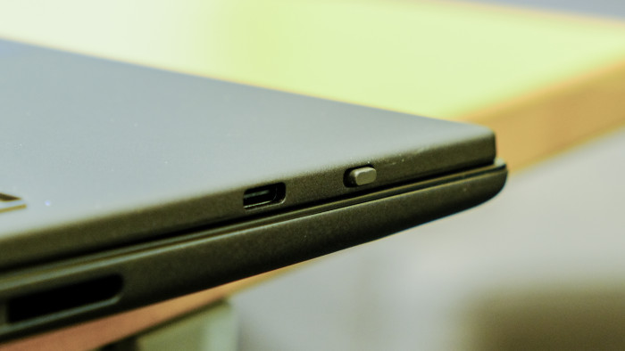 Im Drahtlosmodus müssen wir die Anstecktastatur einschalten. (Bild: Oliver Nickel/Golem)