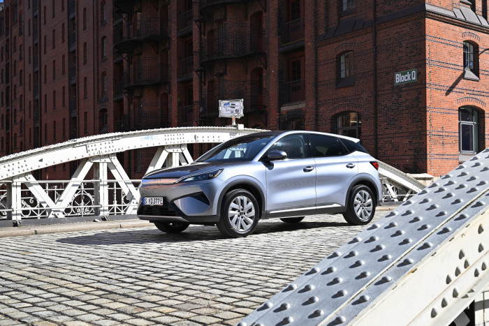 Die Standardfarbe ist ein dunkles Blau (Irisblau), diese helle Farbe kostet 750 Euro extra. (Bild: BYD)