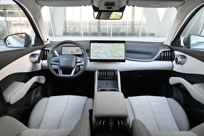 Aufgeräumtes Cockpit: Im Zentrum steht das Touch-Display mit 15,6 Zoll Diagonale. Leider kann man den Bildschirm nicht drehen. (Bild: BYD)