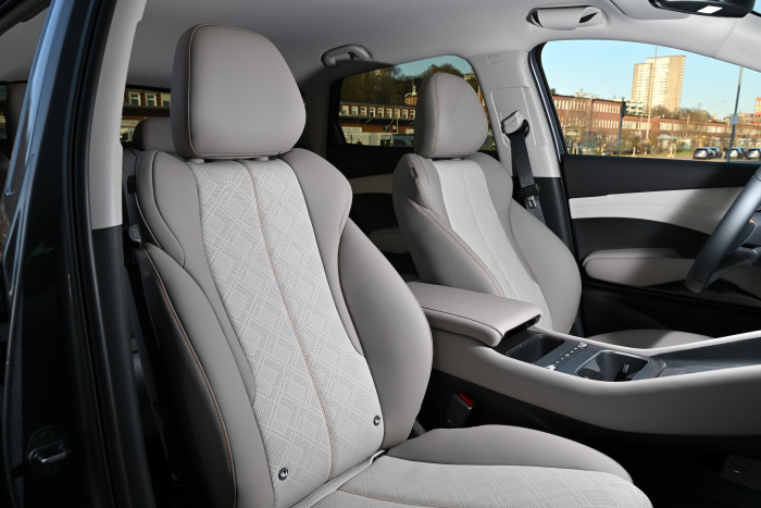 Bei der Innenausstattung hat man die Wahl zwischen einem hellen und einem dunklen Grau. (Bild: BYD)