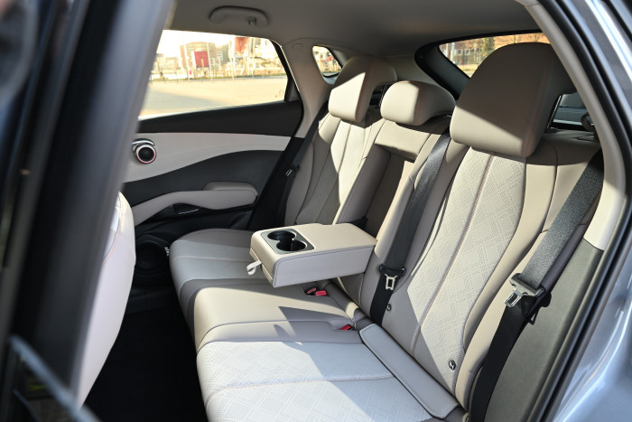 Auch Erwachsene sitzen im Atto 3 Evo hinten bequem. Ein Radstand von 2,72 m sorgt für ausreichend Beinfreiheit. (Bild: BYD)