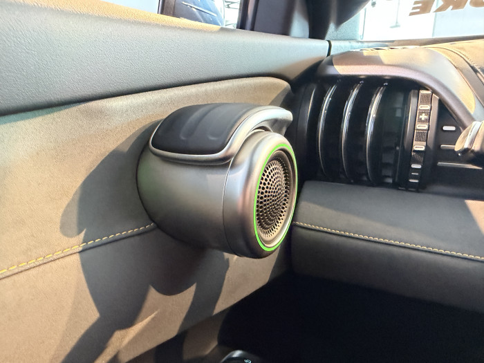 Das Element auf dem Lautsprecher ist der Griff zum Öffnen der Tür. Die Fläche ist so geformt, dass man sie gut greifen kann. (Bild: Dirk Kunde)