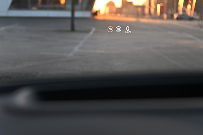 Dank Head-up-Display hat man erlaubte und gefahrene Geschwindigkeiten stets im Blick. (Bild: BYD)