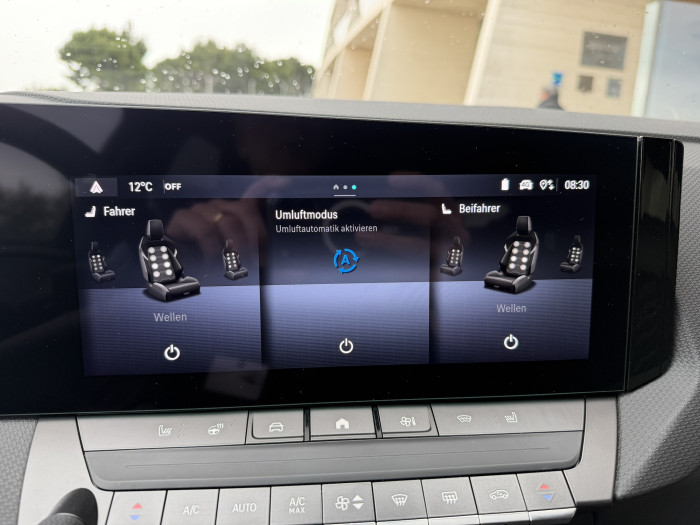 Überraschender Komfort: In der Ultimate-Ausstattung werden Luftkissen in den Frontsitzen aufgeblasen und massieren so den Rücken. (Bild: Dirk Kunde)