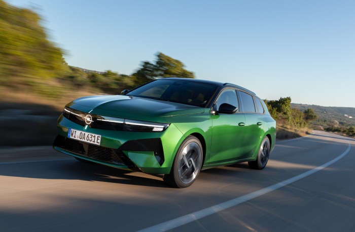 Sportlicher Look, doch dem Sports Tourer fehlt der E-Auto-typische Punch beim Beschleunigen. (Bild: Opel)