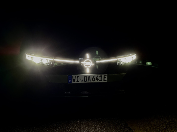 Klar als Opel zu erkennen: Der Blitz wird zur Kompassnadel beim Lichtdesign, das Opel mit einem Kompass vergleicht. (Bild: Dirk Kunde)