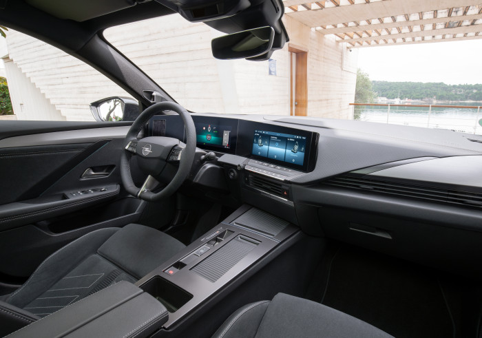 Die beiden Bildschirme wirken aufgrund des breiten, schwarzen Rahmens recht klein. Der Verzicht auf Klavierlack ist gut, doch wirkt das eingesetzte Plastik nicht sonderlich hochwertig. (Bild: Opel)