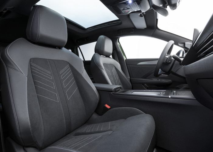 Schiebedächer sind bei E-Autos selten. Der Opel Astra Sports Tourer bietet optional ein Glasschiebedach an. (Bild: Opel)