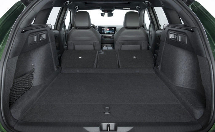 Umgeklappt steht die Rückenlehne noch weit nach oben. Doch entstehen so 1.533 Liter Stauraum im Heck. (Bild: Opel)