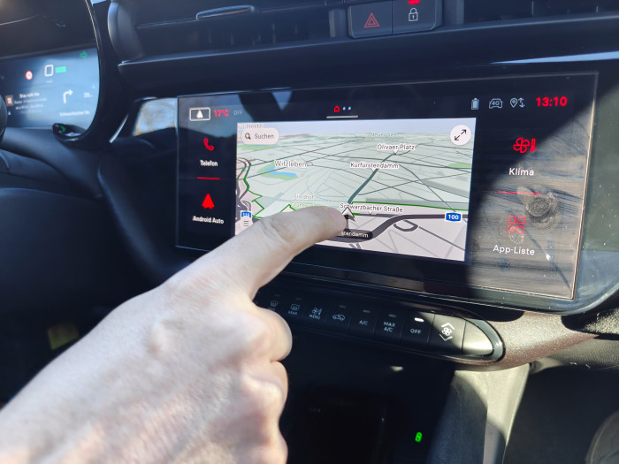 Das Infotainment-Display in der Mitte ist verhältnismäßig klein. (Bild: Martin Wolf/Golem)