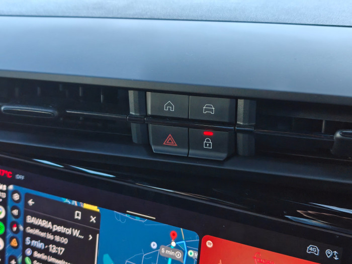 Im Innenraum wird viel Hartplastik verwendet, das billig wirkt. (Bild: Martin Wolf/Golem)