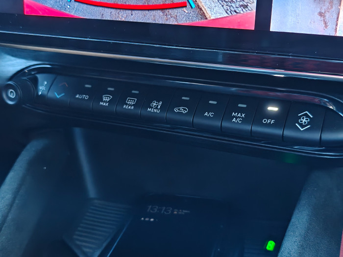 Die Klimaanlage lässt sich mit physischen Buttons steuern - die leider nicht hintergrundbeleuchtet sind. (Bild: Martin Wolf/Golem)