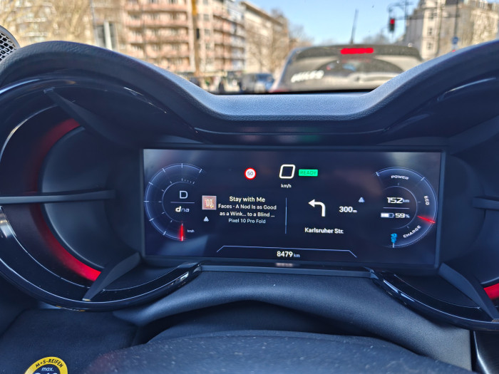 Das Fahrdisplay zeigt alle wichtigen Informationen an, die Darstellung lässt sich gut konfigurieren. (Bild: Martin Wolf/Golem)