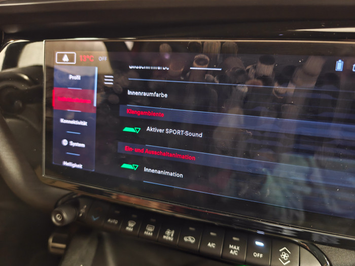 Das Design des Infotainmentsystems soll wohl sportlich wirken, es wirkt an manchen Stellen aber unübersichtlich. (Bild: Martin Wolf/Golem)