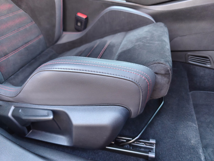 Der Beifahrersitz lässt sich auch in der voll ausgestatteten Version nicht elektrisch einstellen. (Bild: Martin Wolf/Golem)