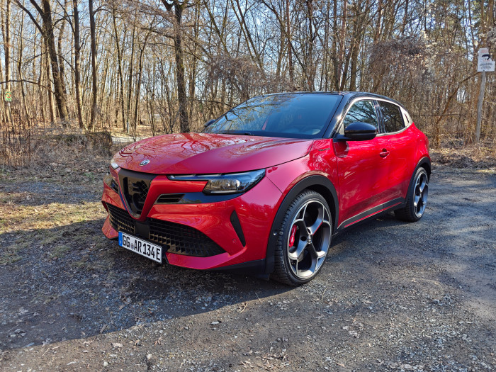 Alfa Romeo hat beim Junior Elettrica Veloce reichlich Sport-Hardware verbaut, was man vor allem anhand der guten Kurvenlage merkt. (Bild: Martin Wolf/Golem)