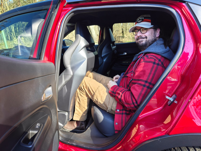 Mit einer Größe von 1,80 Metern ist der Platz auf der Rückbank schon sehr eng. (Bild: Martin Wolf/Golem)