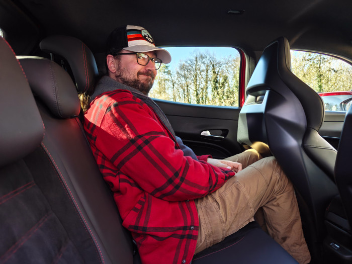 Die Knie verschwinden in Aushöhlungen der vorderen Sitze, bequem ist das allerdings nicht. (Bild: Martin Wolf/Golem)