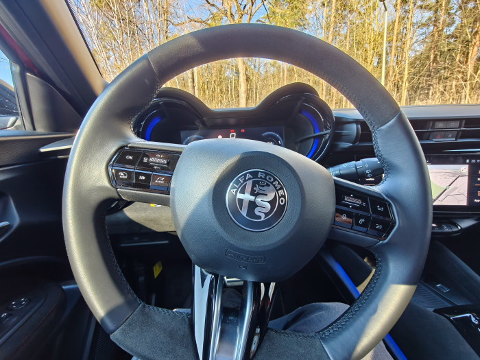 Das Lenkrad bietet die von vielen Stellantis-Fahrzeugen gewohnte Bedienung. (Bild: Martin Wolf/Golem)