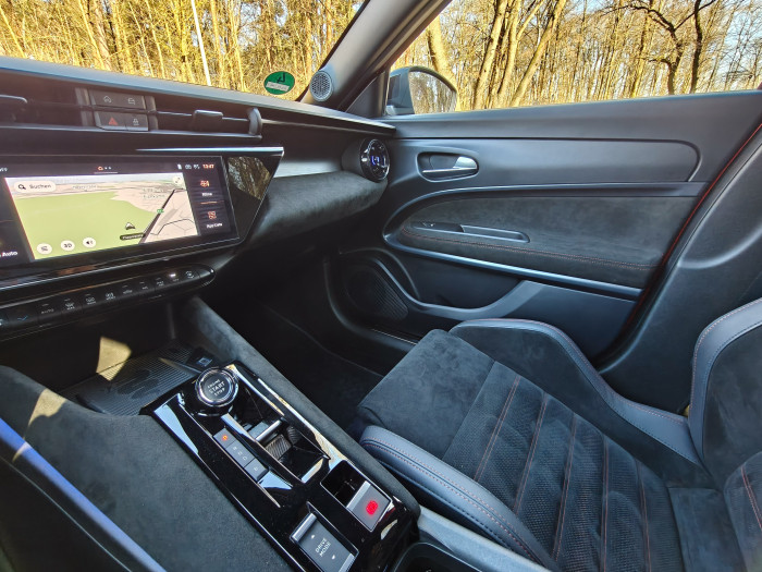 Die Türen und der obere Teil des Armaturenbrettes sind aus hartem, unschönen Plastik. (Bild: Martin Wolf/Golem)