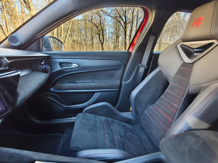 Die Sportsitze bieten eine optimale seitliche Abstützung, sind aber auf langen Fahrten nicht sonderlich bequem. (Bild: Martin Wolf/Golem)