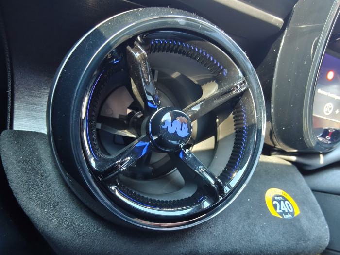 Die Lüfterauslässe sind rund und ebenfalls mit dem Logo des Herstellers versehen. (Bild: Martin Wolf/Golem)