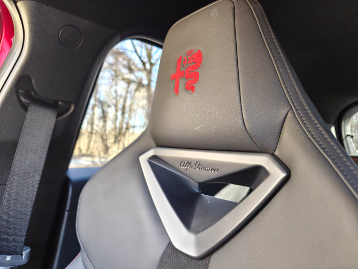 Wer vergisst, von wem der Junior Elettrica Veloce stammt, wird immer wieder an den Hersteller erinnert. (Bild: Martin Wolf/Golem)