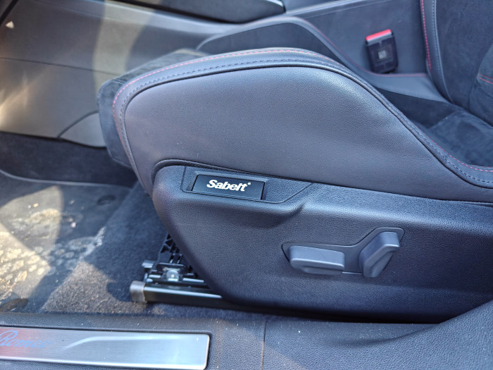 Der Fahrersitz lässt sich gegen Aufpreis elektrisch verstellen. (Bild: Martin Wolf/Golem)